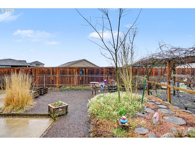 2160 SANTIAM Dr, Woodburn, OR 97071