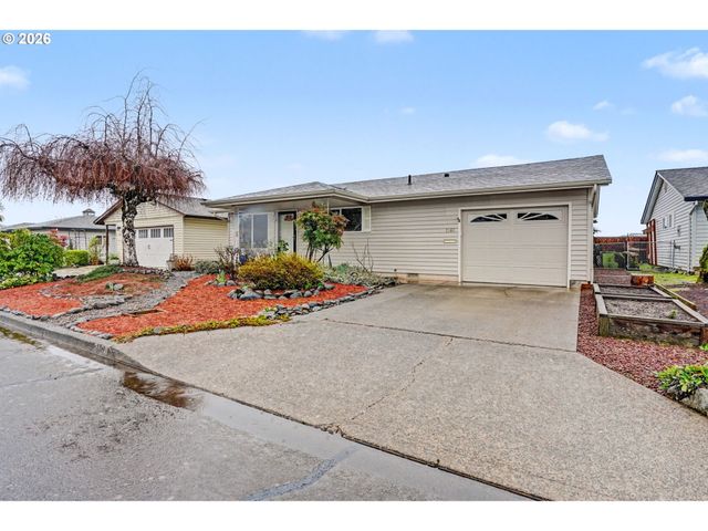 2160 SANTIAM Dr, Woodburn, OR 97071