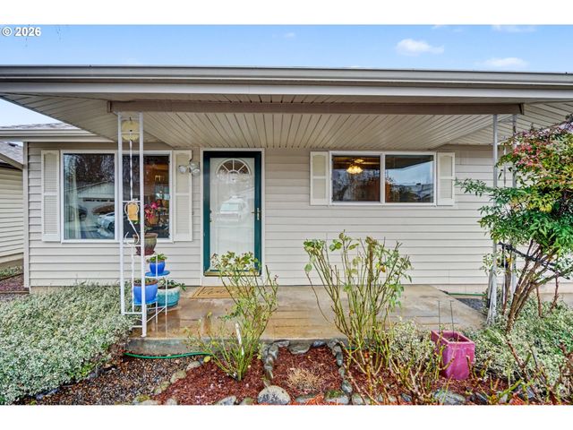 2160 SANTIAM Dr, Woodburn, OR 97071