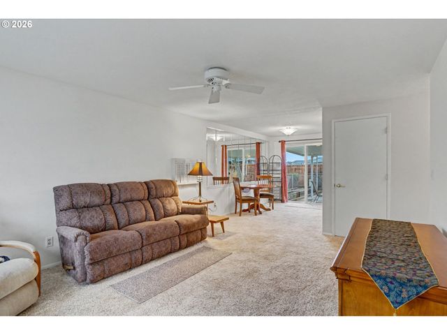 2160 SANTIAM Dr, Woodburn, OR 97071