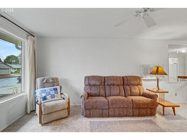 2160 SANTIAM Dr, Woodburn, OR 97071