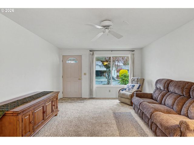 2160 SANTIAM Dr, Woodburn, OR 97071