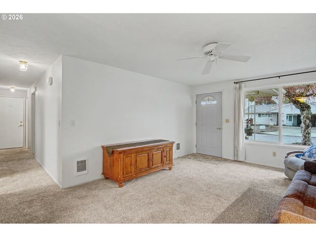 2160 SANTIAM Dr, Woodburn, OR 97071