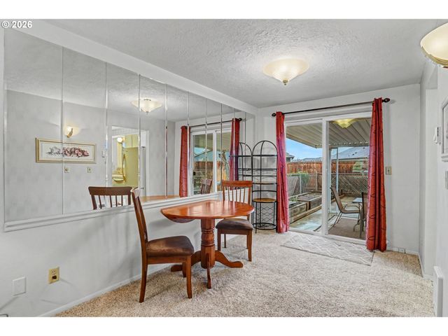 2160 SANTIAM Dr, Woodburn, OR 97071