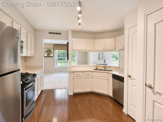 1168 Fairways Boulevard, Troy, MI 48085