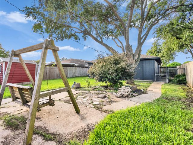 2613 7th Avenue N, Texas City, TX 77590