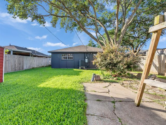 2613 7th Avenue N, Texas City, TX 77590