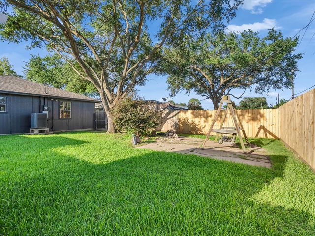 2613 7th Avenue N, Texas City, TX 77590