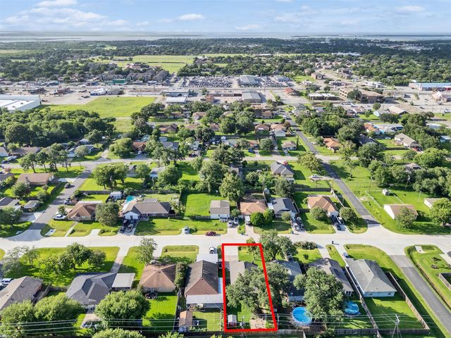 2613 7th Avenue N, Texas City, TX 77590