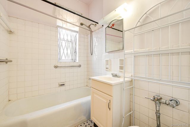 67-38 108 Street D05, Forest Hills, NY 11375