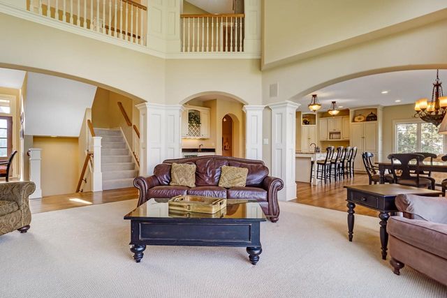 W207N5558 Carters Crossing CIRCLE, Menomonee Falls, WI 53051