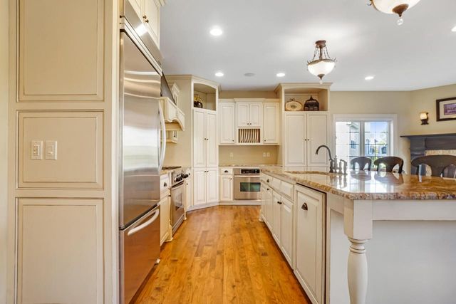 W207N5558 Carters Crossing CIRCLE, Menomonee Falls, WI 53051