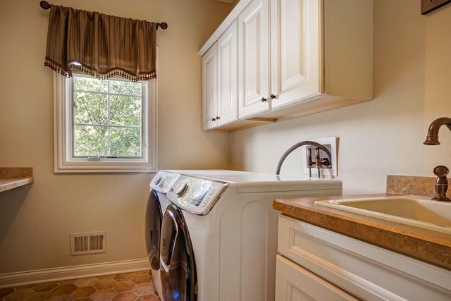 W207N5558 Carters Crossing CIRCLE, Menomonee Falls, WI 53051