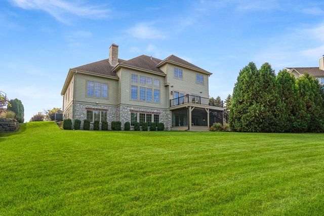 W207N5558 Carters Crossing CIRCLE, Menomonee Falls, WI 53051