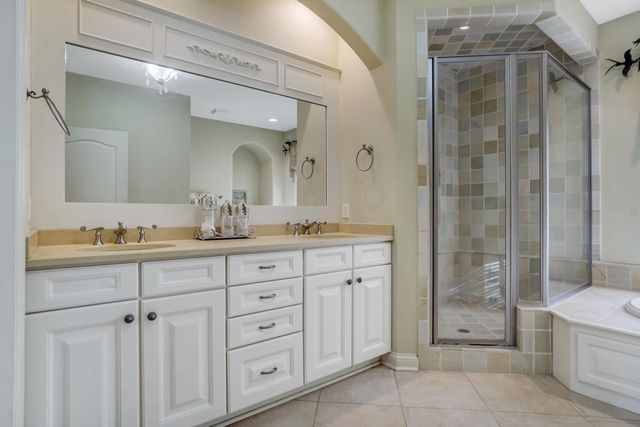 W207N5558 Carters Crossing CIRCLE, Menomonee Falls, WI 53051