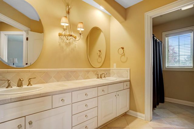 W207N5558 Carters Crossing CIRCLE, Menomonee Falls, WI 53051