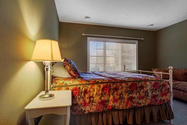 W207N5558 Carters Crossing CIRCLE, Menomonee Falls, WI 53051