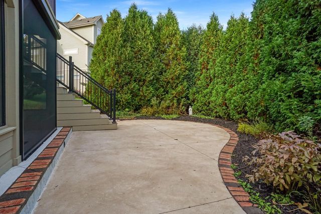 W207N5558 Carters Crossing CIRCLE, Menomonee Falls, WI 53051