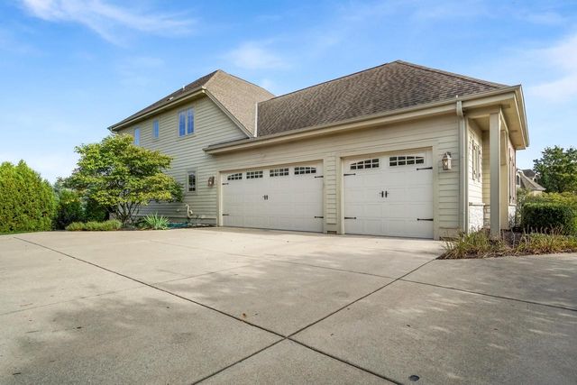 W207N5558 Carters Crossing CIRCLE, Menomonee Falls, WI 53051