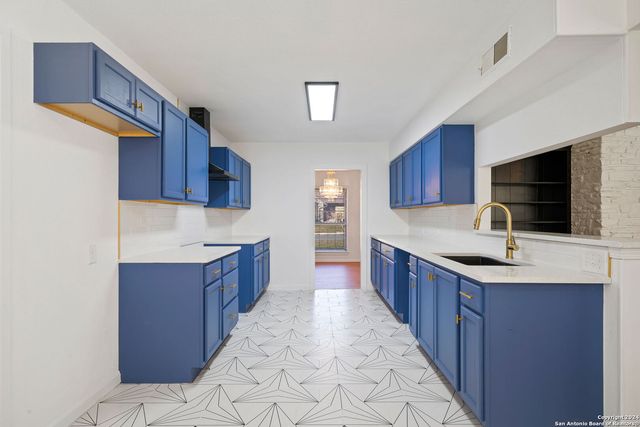 702 Fawndale, Windcrest, TX 78239