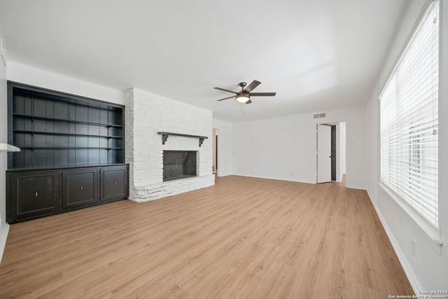 702 Fawndale, Windcrest, TX 78239