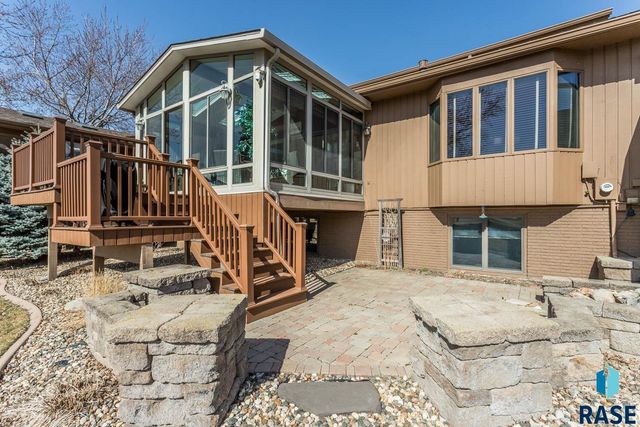 1445 S Westward Ho Pl Place, Sioux Falls, SD 57104