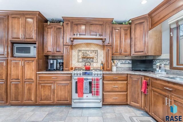 1445 S Westward Ho Pl Place, Sioux Falls, SD 57104