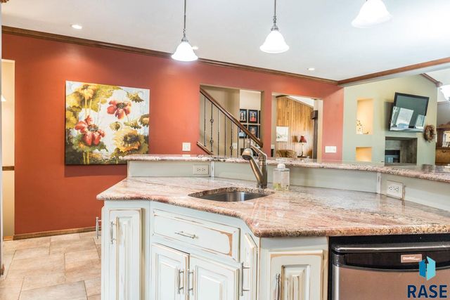 1445 S Westward Ho Pl Place, Sioux Falls, SD 57104