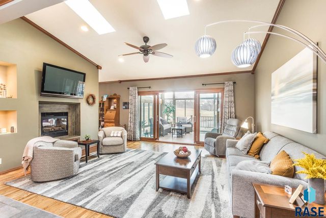 1445 S Westward Ho Pl Place, Sioux Falls, SD 57104