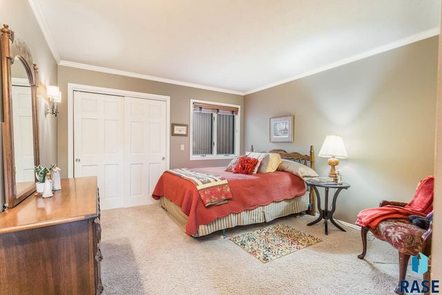 1445 S Westward Ho Pl Place, Sioux Falls, SD 57104