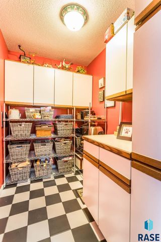 1445 S Westward Ho Pl Place, Sioux Falls, SD 57104