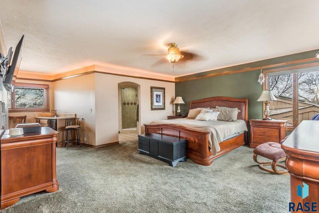 1445 S Westward Ho Pl Place, Sioux Falls, SD 57104