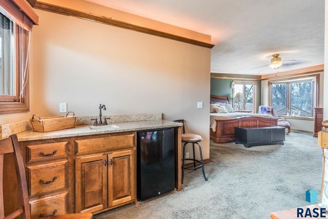 1445 S Westward Ho Pl Place, Sioux Falls, SD 57104