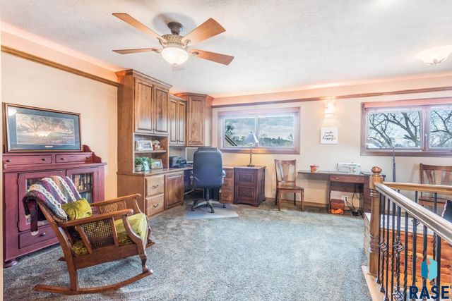 1445 S Westward Ho Pl Place, Sioux Falls, SD 57104