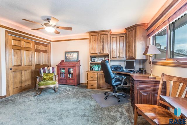 1445 S Westward Ho Pl Place, Sioux Falls, SD 57104