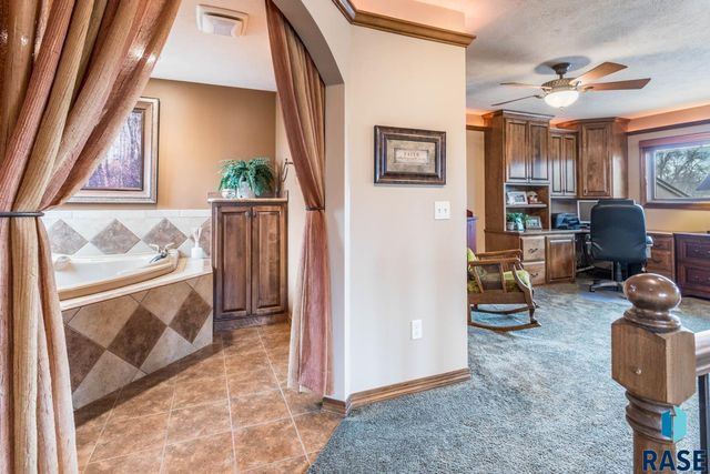 1445 S Westward Ho Pl Place, Sioux Falls, SD 57104