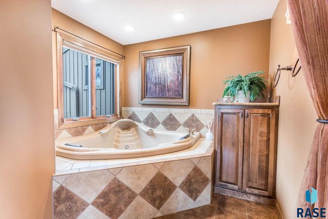 1445 S Westward Ho Pl Place, Sioux Falls, SD 57104