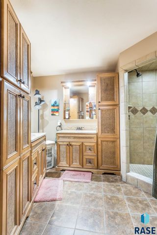 1445 S Westward Ho Pl Place, Sioux Falls, SD 57104