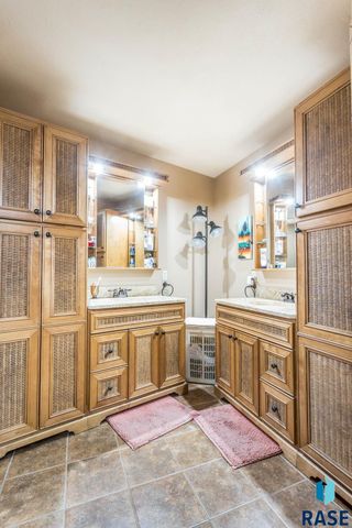 1445 S Westward Ho Pl Place, Sioux Falls, SD 57104