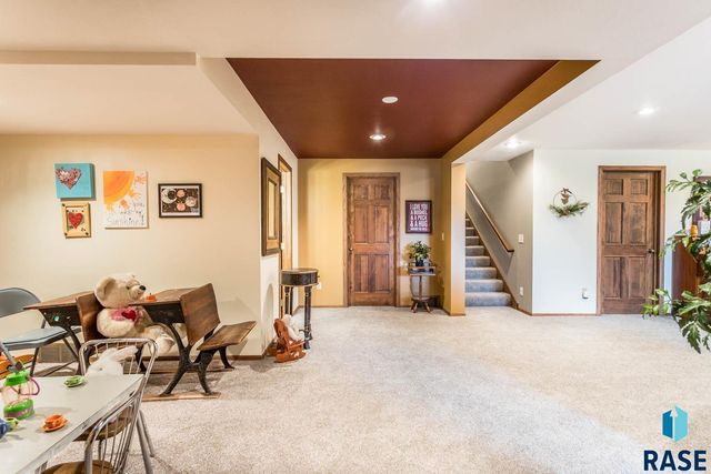 1445 S Westward Ho Pl Place, Sioux Falls, SD 57104