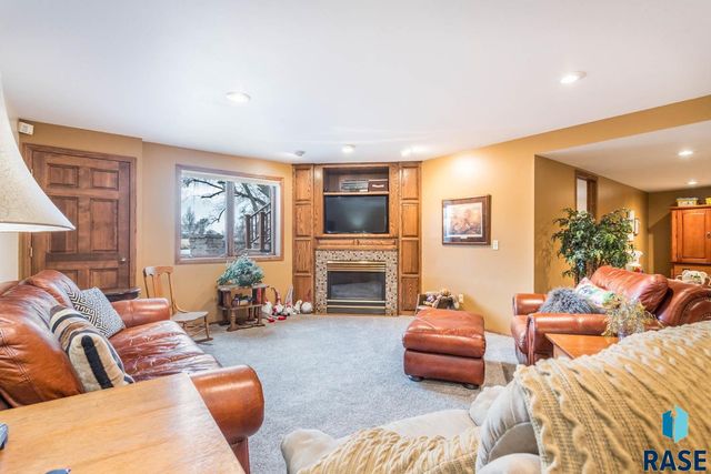 1445 S Westward Ho Pl Place, Sioux Falls, SD 57104