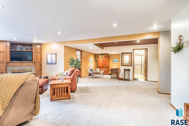 1445 S Westward Ho Pl Place, Sioux Falls, SD 57104