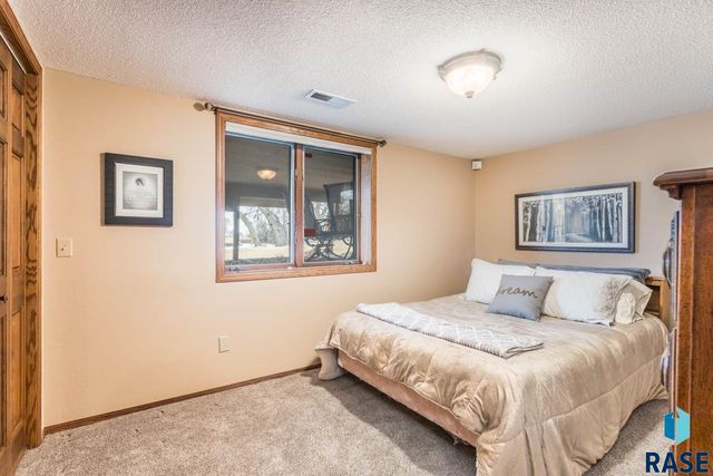 1445 S Westward Ho Pl Place, Sioux Falls, SD 57104