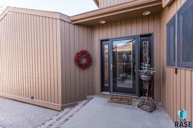 1445 S Westward Ho Pl Place, Sioux Falls, SD 57104