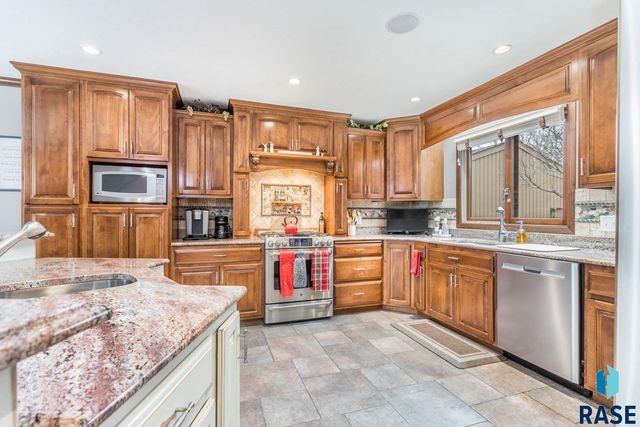 1445 S Westward Ho Pl Place, Sioux Falls, SD 57104