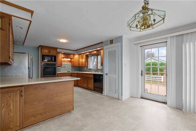 64 Kenyon Road, Tiverton, RI 02878