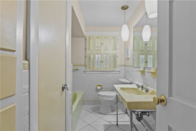 64 Kenyon Road, Tiverton, RI 02878