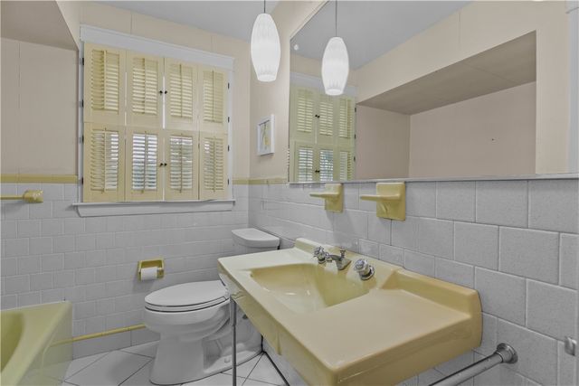 64 Kenyon Road, Tiverton, RI 02878