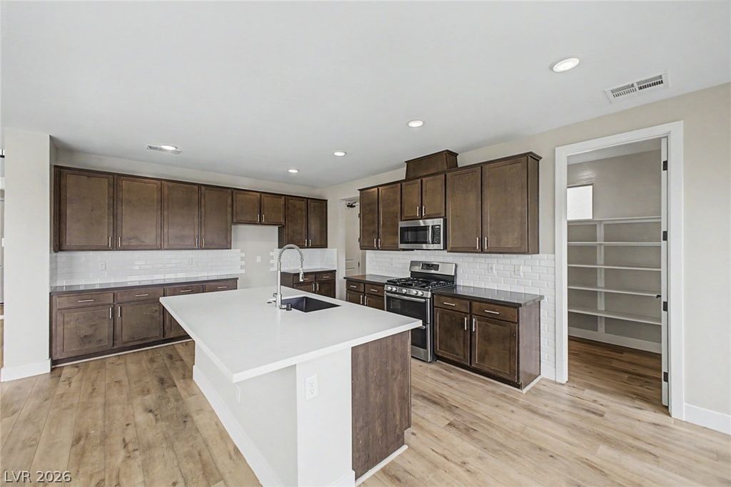 8300 Charleston Peak Street, Las Vegas, NV 89166 — photo 4