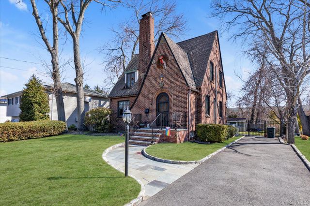 61 Livingston Avenue, Babylon, NY 11702